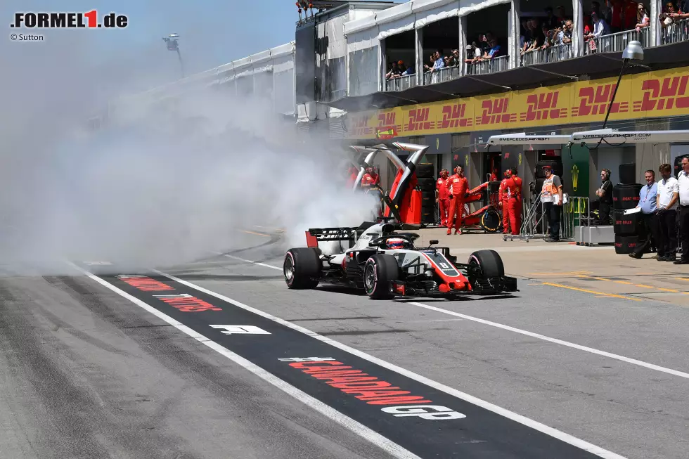 Foto zur News: Romain Grosjean (3): Der Motorschaden vor der ersten Qualifying-Runde definierte sein Wochenende. Schade, denn im Rennen hielt Grosjean den ersten Reifensatz lange am Leben, und die Haas-Updates scheinen ihm zu helfen. Der Murmeltier-Crash ist ein Symbol für seine aktuelle Pleiten-, Pech- und Pannenserie.