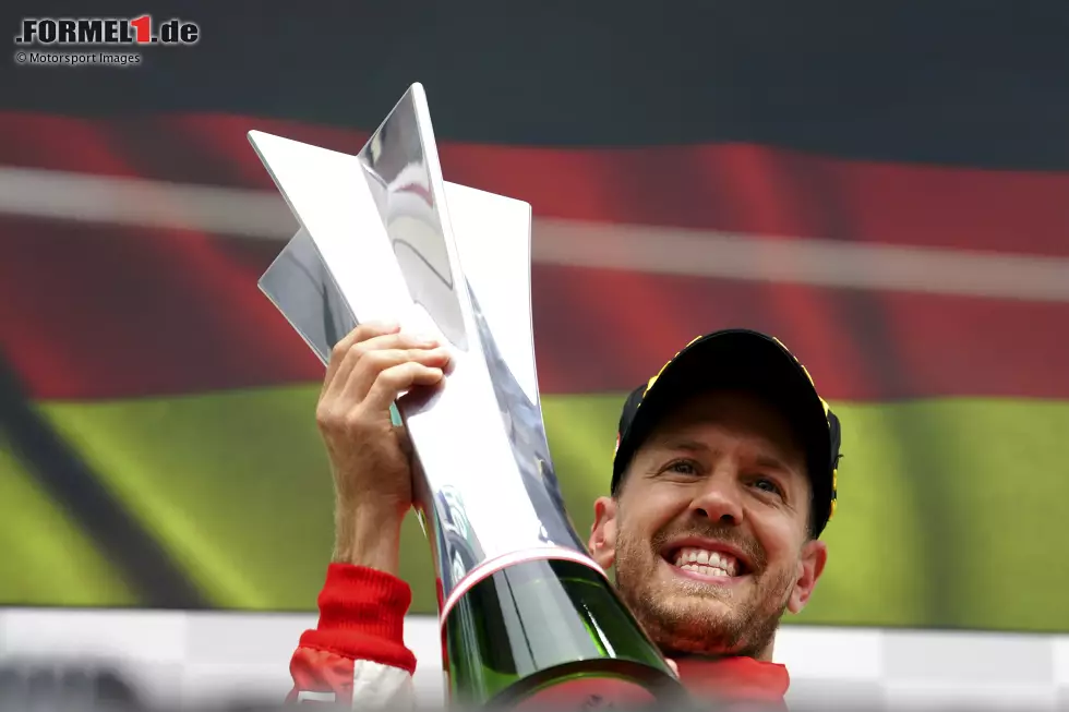 Foto zur News: Sebastian Vettel (1): Besser geht&#039;s nicht! Jede weitere Begründung überflüssig. Denn der Mauerkuss am Freitag, so stellte sich später heraus, hatte keine negativen Auswirkungen auf sein weiteres Wochenende. Somit verdient wieder in WM-Führung.