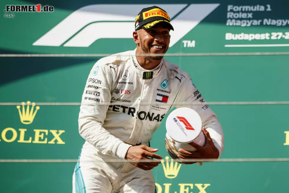 Foto zur News: Lewis Hamilton (1): Hat schon wieder ein Rennen gewonnen, das er nicht hätte gewinnen dürfen, doch Hamilton war punktgenau da, als es darauf ankam. Seine unerwartete Pole im Regen war der Schlüssel zum Sieg. Dadurch hatte er am Ende im Rennen deutlich leichteres Spiel.