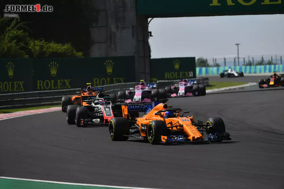 Foto zur News: Fernando Alonso (3): Mit seinem achten Platz zum Geburtstag kann der nun 37-Jährige sicherlich leben. Dass er sich nach dem VSC von Grosjean abkochen lässt und auch noch beschwert, hat ihm bei Haas keine Freunde eingebracht, immerhin sah er nach dem Rennen ein, dass er im Unrecht war.