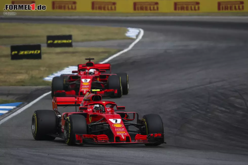 Foto zur News: Kimi Räikkönen (3): Wieder ein Podium von Kimi und trotzdem nur eine 3 - das dürfte wieder Kritik hageln. Aber: Das Qualifying war durchwachsen, vor Vettel lag er nur aufgrund des frühen Boxenstopps und konnte nicht zulegen, er hatte den Ausritt, als Bottas ihn überholte, und er konnte trotz frischer Ultrasofts am Ende nicht attackieren.