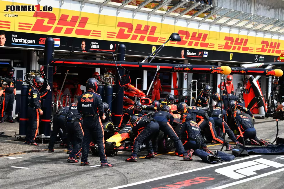 Foto zur News: Max Verstappen (2): Bei ihm fehlt der Vergleich mit dem Teamkollegen, um ihn anständig einzuschätzen. Schnell war er auf jeden Fall und hat Räikkönen zu Beginn attackieren können. Dass sein Team mit der Taktik ins Klo greift, hat sein Rennen maßgeblich beeinflusst, doch davon hat er sich nicht aus der Ruhe bringen lassen.