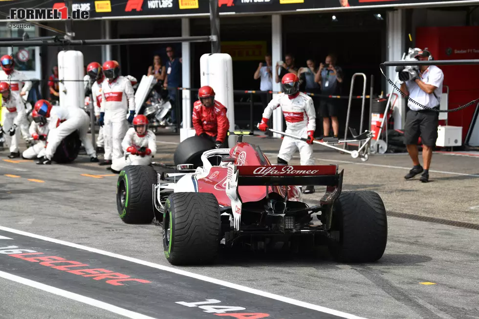 Foto zur News: Charles Leclerc (4): Ähnliches können wir über den Sauber-Piloten sagen. Der Reifenwechsel ist auf dem Mist des Teams gewachsen, doch der 360-Grad-Dreher in Kurve 1 und sein Abflug in Kurve 3 sind seine Fehler, sodass trotz Q3-Einzugs nicht mehr als eine 4 herauskommt.