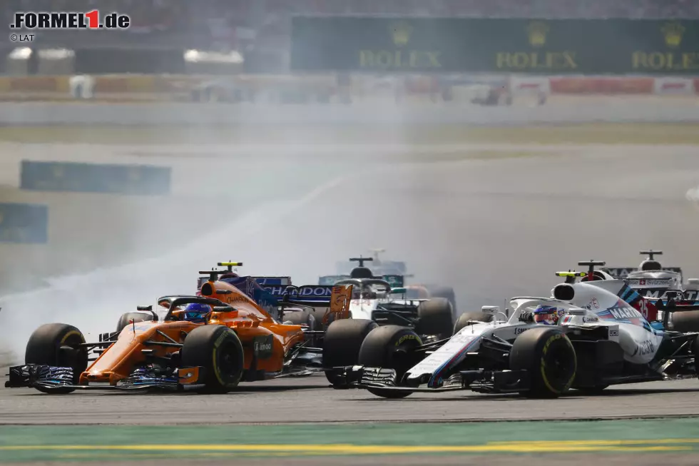 Foto zur News: Sergei Sirotkin (4): Zugegeben, sein zwölfter Platz im Qualifying hat uns positiv überrascht, doch im Rennen kam vom Russen dann zu wenig für eine bessere Note. Sirotkin fiel schnell zurück in normale Regionen und lag bei seinem Ausfall im Umfeld seines Teamkollegen, sodass wir auf die gleiche Bewertung kommen.