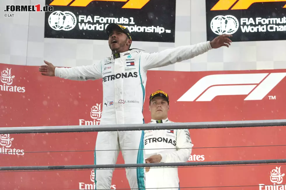 Foto zur News: Lewis Hamilton (1): Wenn es schwierig wird, ist Hamilton einfach da! Wer von Startplatz 14 aus gewinnt, der hat einfach die Bestnote ohne Abzüge verdient. Die Schiebe-Nummer am Samstag und die Boxeneinfahrt waren Grauzonen, aber ein Champion versucht es mit allen Mitteln - das nennt man dann meist &quot;clever&quot;.