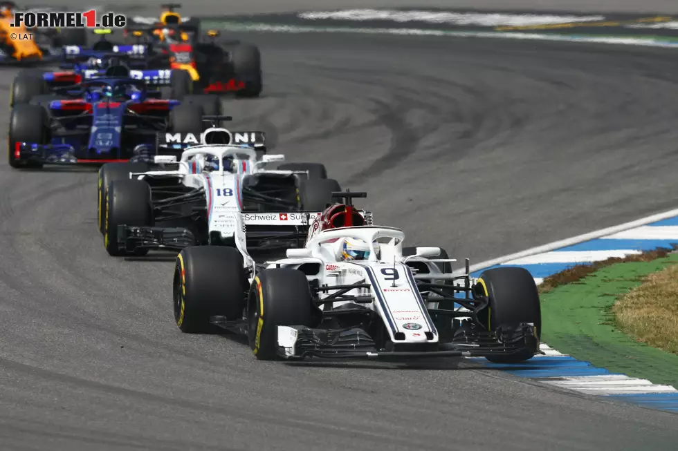 Foto zur News: Marcus Ericsson (3): Den Sauber verlässlich in die Punkte zu bekommen, ist eine gute Leistung. Trotzdem war er generell langsamer als Leclerc und schmiss den Wagen im Qualifying ins Kiesbett. Seine gute Fahrt bei regnerischen Bedingungen hat aber die Grundlage für das Top-10-Ergebnis geliefert.