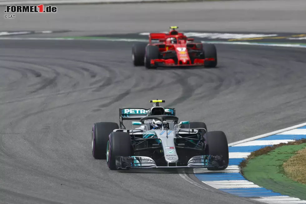 Foto zur News: Valtteri Bottas (2): Mercedes weiß schon, warum man den Vertrag mit ihm verlängert hat. Bottas fuhr ein blitzsauberes Rennen und sicherte seinem Team den Doppelsieg ohne zu Murren. Für eine 1 hätte er die Attacke gegen Hamilton erfolgreich gestalten müssen, um selbst Nutznießer der Stallregie zu sein.