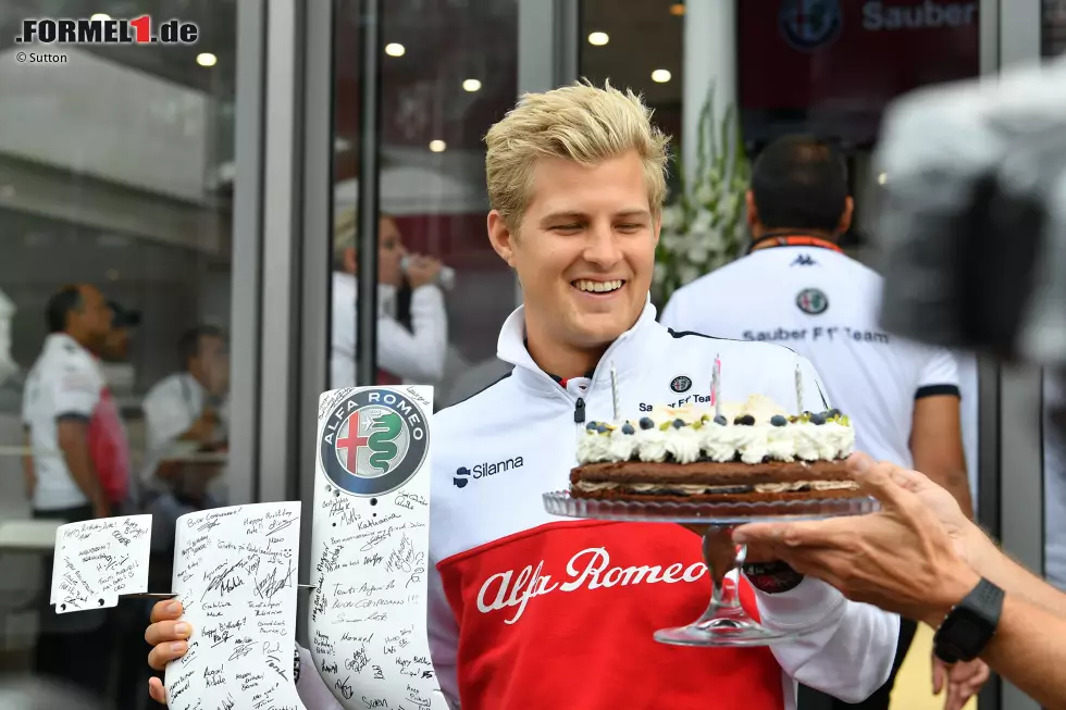 Foto zur News: Marcus Ericsson (4): Das Beste am Renntag war noch die Torte zum 28. Geburtstag. Und der überlebte Trainingscrash. Sauber hatte sich für Monza dank Ferrari-Power viel ausgerechnet. Aber letztendlich ging wenig, weil das Low-Downforce-Paket enttäuschte. Das konnte Ericsson nicht kompensieren.