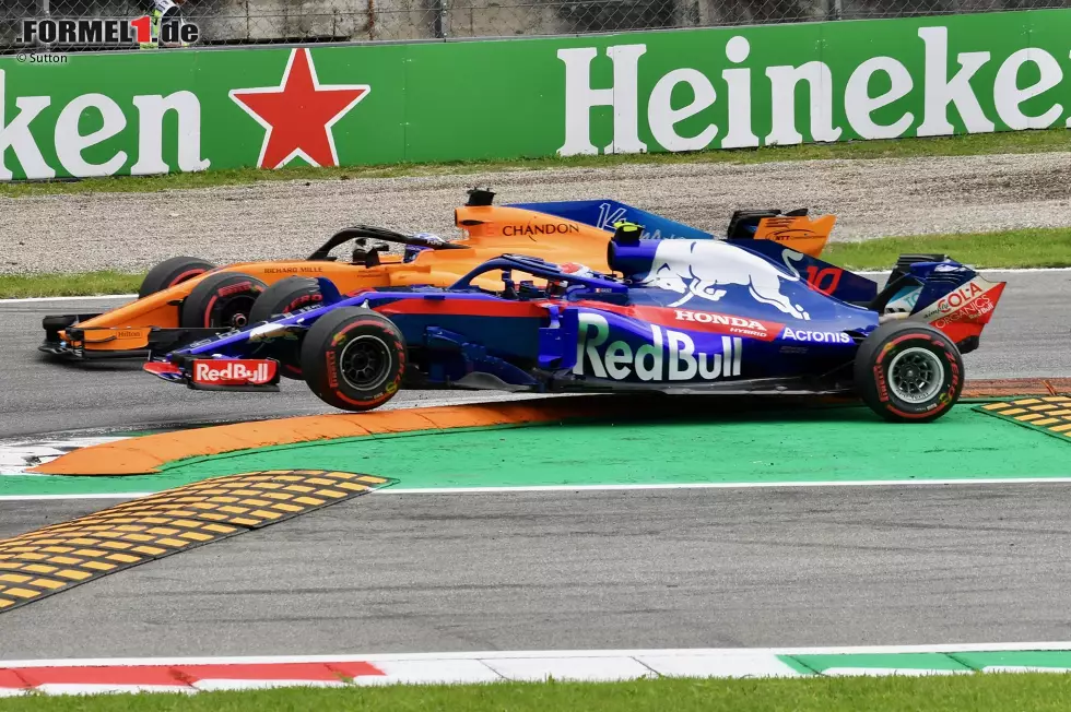 Foto zur News: Pierre Gasly (4): Ein tolles Qualifying reicht nicht, um uns zu überzeugen. Gasly hätte sich vor allem die Berührung mit Ricciardo in der Rettifilo schenken können. Auch sonst fuhr er in einigen Rennsituationen über dem Limit. Dadurch war sein Auto beschädigt - ebenso wie seine Chancen auf Punkte.