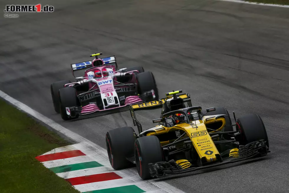 Foto zur News: Carlos Sainz (3): Der Druck der Force Indias war im Rennen letztendlich zu groß, aber das war mit dem Renault nicht anders zu erwarten. Sainz&#039; Leistung einzuordnen, ist wegen der fehlenden Benchmark Hülkenberg schwierig. Aber sehr viel mehr hat sein Auto nicht hergegeben.