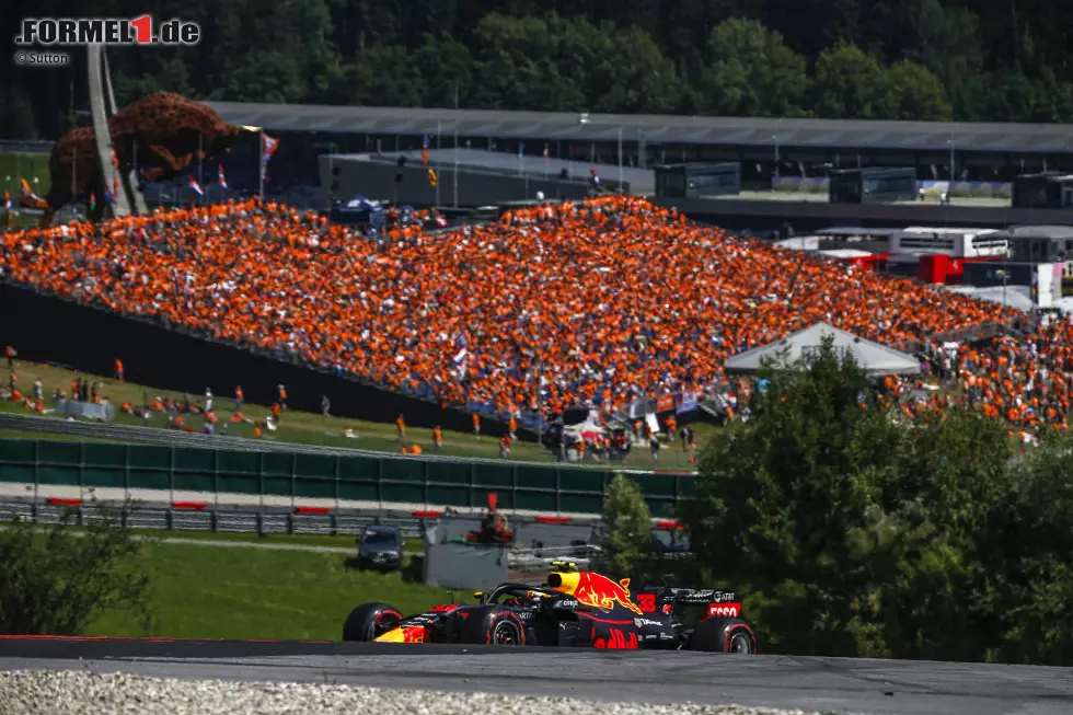 Foto zur News: Max Verstappen (2): Nur eine 2 für den triumphalen Sieger, ernsthaft? Nüchtern betrachtet wäre er ohne Doppelausfall von Mercedes und Vettels Grid-Strafe Vierter geworden. Dafür wäre die 1 ein bisschen zu viel des Guten. Was nichts an seiner abgebrühten Vorstellung und dem Händchen für die Reifen ändert. Top!