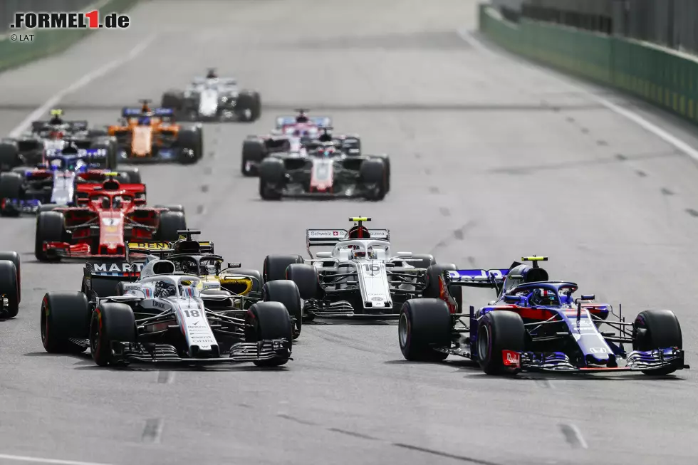 Foto zur News: Pierre Gasly (3): Von P17 auf P10 in der ersten Runde: Der Franzose war drauf und dran, in Baku entgegen aller Erwartungen in die Punkte zu fahren. Ohne die Kollision mit Magnussen, für die er nichts konnte, wäre er Zehnter geworden. Das ist in etwa das, was mit dem Toro-Rosso-Honda momentan möglich ist.