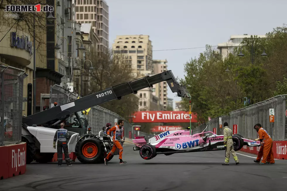 Foto zur News: Esteban Ocon (3): Hätte auch er auf dem Podium stehen können? Vom Speed her bestimmt. Und sein Manöver gegen Räikkönen war auch konsequent. Ob er dem Ferrari dann ein paar Meter weiter die Tür zuschlagen hätte müssen, sei dahingestellt. Alleinschuldiger an der Situation ist er aber nicht.