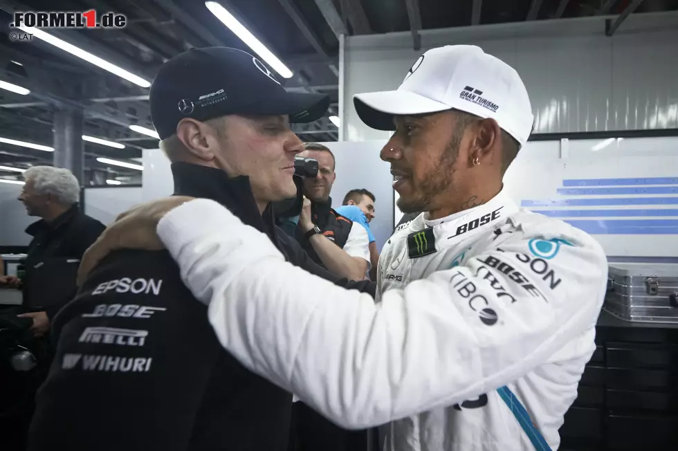 Foto zur News: Lewis Hamilton (2): So glücklich hat der viermalige Weltmeister wohl noch nie einen Grand Prix gewonnen. Schnellster Mercedes, unterwegs zu P2 hinter Vettel: Unter normalen Umständen wäre das eine klare Note-2-Leistung gewesen. War es auch. Daran ändert der geerbte Sieg für uns nichts.