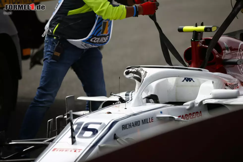 Foto zur News: Charles Leclerc (3): Lange haben wir gerungen, ob wir dem Ferrari-Junior eine 3 oder eine 4 geben sollen. Letztendlich entschieden wir uns für die gnädige Variante. Für das frühe Aus kann er nichts. Aber in Q3 hat er das Potenzial des Sauber, das sich in den Sessions davor angedeutet hatte, nicht ausgeschöpft. Jammern auf hohem Niveau.