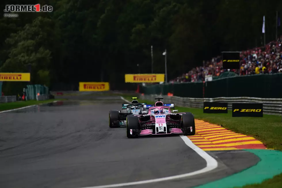 Foto zur News: Sergio Perez (2): Im Qualifying fehlte nur eine Runde auf die Pole, im Rennen hatte er den Schwung, um in Führung zu gehen. Gegen Bottas wehrte er sich mit Händen und Füßen, und der fünfte Platz ist der Lohn für seine harte Arbeit. Perez muss sich für diese Ergebnisse mehr anstrengend als Ocon. Aber er liefert sie konstant ab.