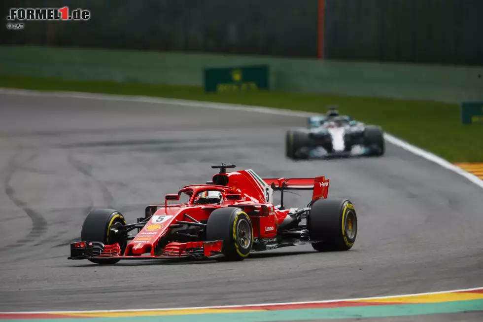 Foto zur News: Sebastian Vettel (2): Ja, wir vergeben diesmal keine 1. Vettels Rennen war makellos, vom ersten bis zum letzten Meter. Aber dass er mit dem schnellsten Auto im Qualifying geschlagen wurde, gibt Abzüge. Zumal er das falsche Batteriemanagement auf seine Kappe nehmen musste. Trotzdem: ein würdiger Sieger!