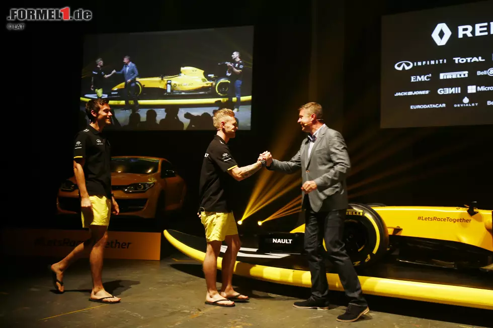 Foto zur News: ... obwohl man die Piloten Kevin Magnussen und Jolyon Palmer in Flip-Flops einmarschieren ließ. Ein bisschen Surfer-Style war angesagt.