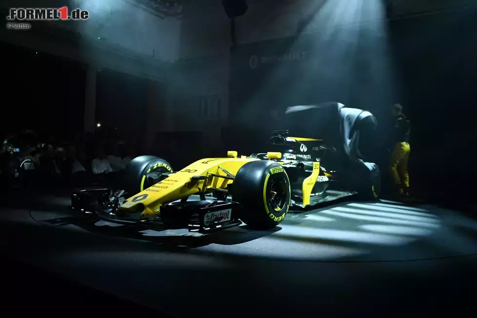 Foto zur News: 2017: Besser vorbereitet und eher gediegen gestaltete sich Nico Hülkenbergs erste Renault-Präsentation in London. Der RS17 bekam ein wenig Spotlight ab.