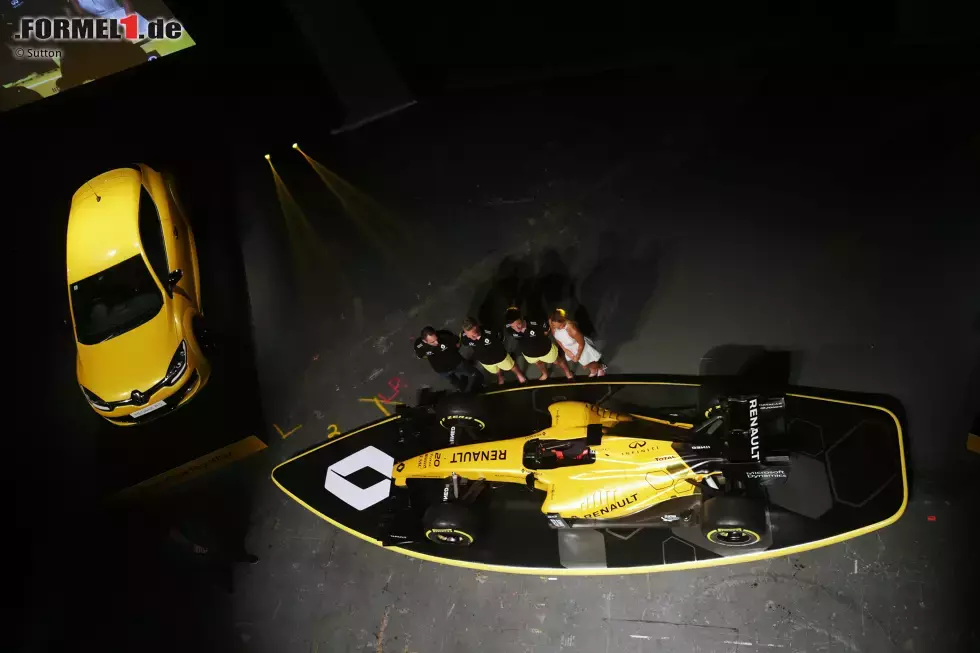 Foto zur News: 2016: Das nächste Comeback! Nach dem Rückkauf des Lotus-Teams startete Renault in einer Nacht-und-Nebel-Aktion im Vorfeld des Saisonauftaktes in Melbourne durch. Mehr als eine Lackierung hatten die Franzosen aber nicht zu bieten ...