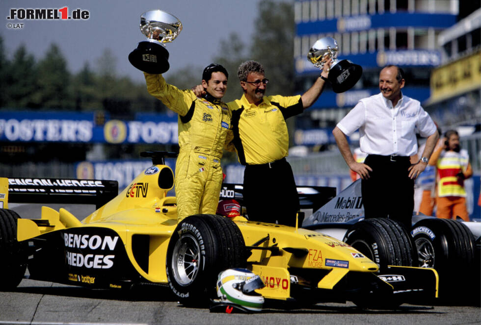 Foto zur News: Beim Chaosrennen in Brasilien wird 2003 fälschlicherweise zunächst Kimi Räikkönen als Sieger geehrt. Der Fehler fällt erst nach der Siegerehrung auf, und &quot;Fisico&quot; bekommt seinen Pokal mit zwei Wochen Verspätung. Für Renault holt er 2005 und 2006 noch zwei weitere Siege, die ganz große F1-Karriere wird es bei ihm aber nicht mehr.