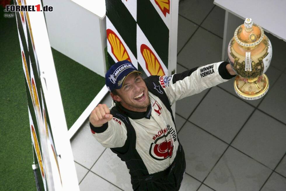 Foto zur News: Platz 6: Jenson Button (113 Rennen) - Der nächste Weltmeister in unserer Liste. Doch viele Jahre glaubt niemand, dass der als Playboy verschriene Button, der 2000 in die Formel 1 kommt, überhaupt jemals auch nur einen Grand Prix gewinnen wird. Erst 2006 gelingt ihm im Honda in Ungarn in einem chaotischen Rennen der erste Erfolg.