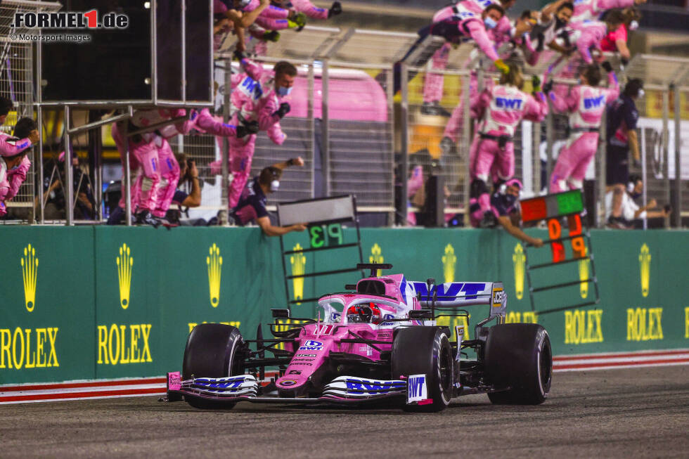 Foto zur News: Erst nach fast 200 Rennen platzt der Knoten. Auf dem &quot;Oval&quot; in Bahrain triumphiert Perez 2020 in einem chaotischen Rennen, bei dem er nach einem Zwischenfall in der ersten Runde sogar zunächst auf dem letzten Platz liegt! Seine spektakuläre Aufholjagd bringt ihm nicht nur den Sieg sondern für 2021 auch ein Cockpit bei Red Bull.