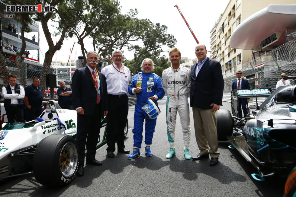 Foto zur News: Fürstlich: Formel-1-Boss Chase Carey und Technik-Boss Ross Brawn sind stolz darauf, einen solch speziellen Showrun auf die Beine gestellt zu haben. Und Fürst Albert scheint es schließlich auch ein Lächeln abgerungen zu haben.