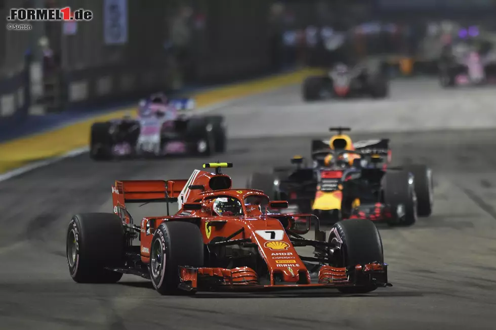 Foto zur News: Kimi Räikkönen (3): So schlecht war das gar nicht, was der &quot;Iceman&quot; in Singapur an Speed gezeigt hat. Aber mit dem mäßigen Qualifying hat er sein Rennen definiert, und in dem konnte er dann keine Großtaten setzen, die ihn noch aufs Podium gespült hätten. Durchschnitt eben, aber auch nicht mehr.