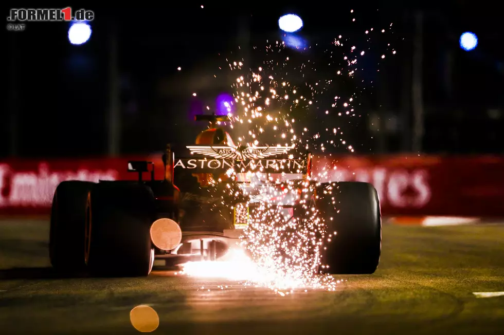 Foto zur News: Daniel Ricciardo (3): Es mag auf den ersten Blick unvorteilhaft aussehen, im Red Bull auf einem Stadtkurs Sechster zu werden. Und tatsächlich muss man ihm vorwerfen, klar in Verstappens Schatten gestanden zu sein. Aber Motoraussetzer haben Ricciardo das Leben schwer gemacht. Die Drei folgt der Logik: Im Zweifel für den Angeklagten!