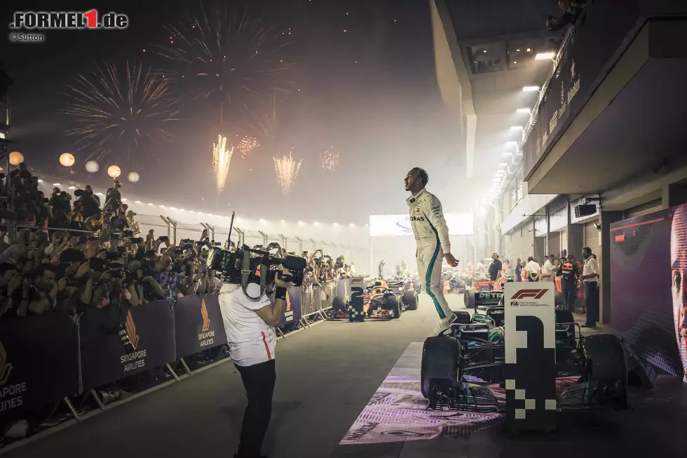 Foto zur News: Lewis Hamilton (1): Für diese Leistung gibt es nur noch ein Wort: Magic! Weltklasse, wie er den Mercedes mit einer der besten Qualifying-Runden in der Formel-1-Geschichte auf die Pole gestellt hat. Und dann im Rennen zwei Stunden lang ultrakonzentriert genau das tat, was er tun musste. Auf dem Weg zum WM-Titel!