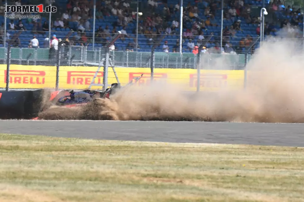 Foto zur News: 5: Brendon Hartley kann sich 2018 fahrerisch nur selten in Szene setzen. Mit dem einen oder anderen Crash aber schon. Am Highspeed-Abflug in Silverstone ist eine gebrochene Radaufhängung schuld. Hartley bleibt dabei unverletzt.