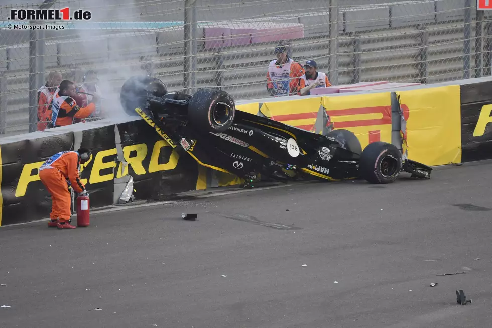 Foto zur News: 4: &quot;Ich hänge hier drin wie eine Kuh. Holt mich aus diesem Feuer raus! Es brennt!&quot; Nico Hülkenbergs Funkspruch nach der Überschlags-Kollision mit Grosjean in Abu Dhabi wird zu einem der Zitate des Jahres. Die Sicherheitskräfte reagieren aber schnell, der Renault-Pilot kommt ohne Verbrennungen davon.