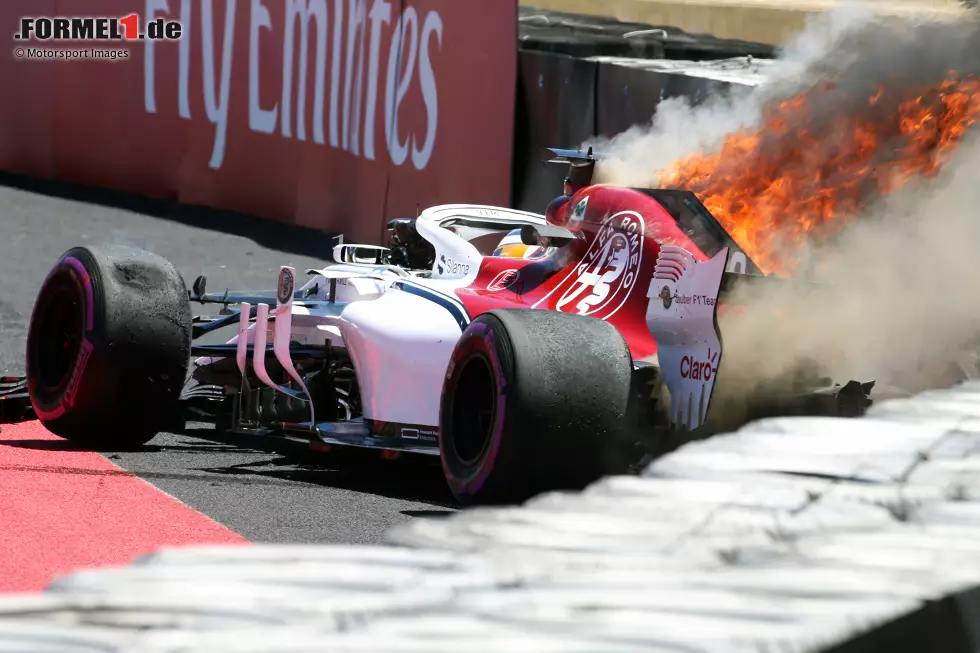 Foto zur News: 3: Kurios: Marcus Ericsson steigt in Le Castellet aus dem brennenden Sauber lange nicht aus, weil ein Rückspiegel abgefetzt ist und er das Feuer nicht sieht. Schuld am Abflug war vermutlich der drehende Wind. Zum Glück geht der Crash im ersten Freien Training glimpflich aus.