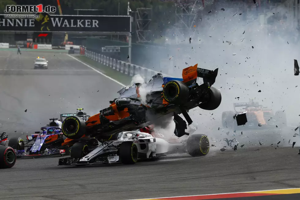 Foto zur News: 2: Das war knapp: Beim Startcrash in Spa rasiert Fernando Alonso dem Sauber-Fahrer Charles Leclerc beinahe den Kopf ab. Wie Halo in der Situation geholfen hat, belegt später eine 3D-Animation. Spätestens jetzt findet kaum noch einer, dass Halo wieder abgeschafft werden sollte.