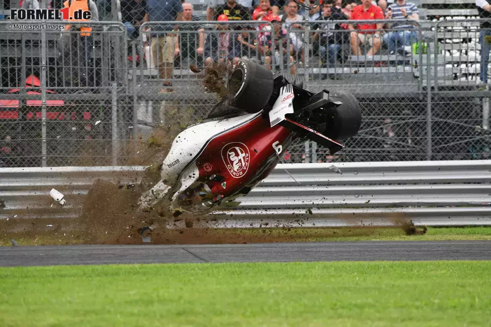 Foto zur News: 1: An der gleichen Stelle, an der sein Vorbild Ronnie Peterson vor 40 Jahren gestorben ist, verunfallt im Freien Training Marcus Ericsson schwer. Nach Silverstone ist es bereits die zweite DRS-Fehlfunktion, die beim Schweden zu einem Unfall führt. Für uns ganz klar der spektakulärste der zehn spektakulärsten Crashes 2018!