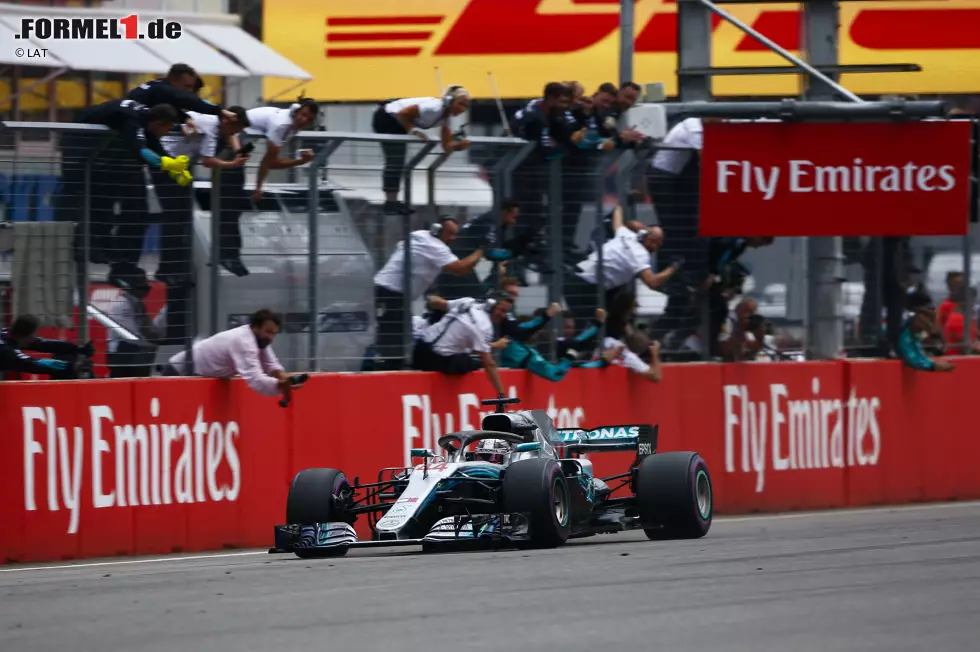 Foto zur News: Comeback-König: Lewis Hamilton siegte in Deutschland zum fünften Mal nach einem Start außerhalb der Top 10 - neuer Rekord. Das Kunststück, es von Platz 14 oder schlechter kommend auf die oberste Stufe des Podests zu schaffen, hatte davor zuletzt Fernando Alonso beim &quot;Crashgate&quot;-Rennen 2008 in Singapur vollführt.