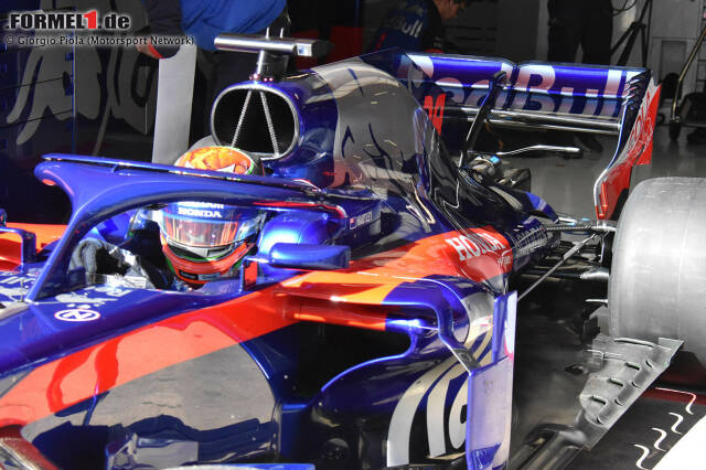 Foto zur News: Toro Rosso hat am sechsten Tag der Wintertests einen neuen T-Flügel eingeführt. Dieser ist gebogen, an der Halterung des Heckflügels montiert und nutzt den Spielraum des überarbeiteten Reglements.