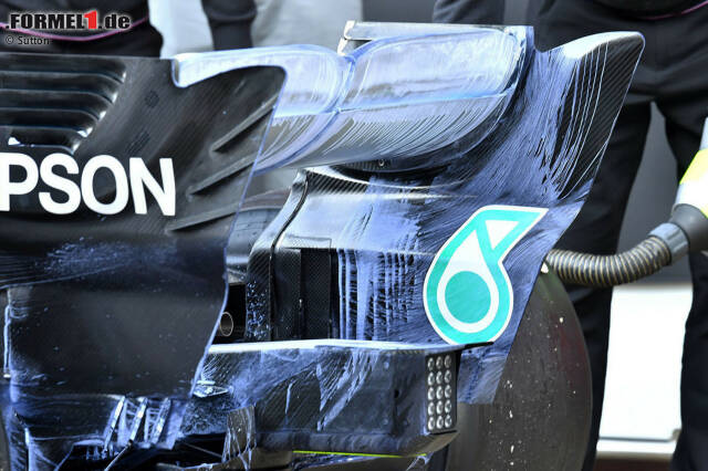 Foto zur News: Auch Mercedes testet mit FloViz-Farbe, ob sich der Heckflügel des F1 W09 EQ Power+ wie in der Simulation verhält.