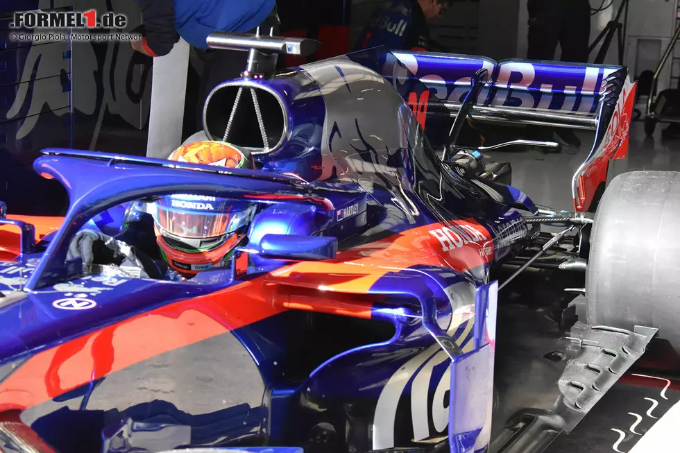 Foto zur News: Toro Rosso hat am sechsten Tag der Wintertests einen neuen T-Flügel eingeführt. Dieser ist gebogen, an der Halterung des Heckflügels montiert und nutzt den Spielraum des überarbeiteten Reglements.