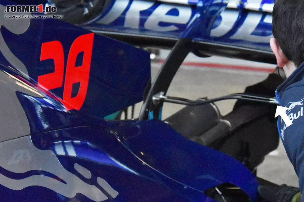 Foto zur News: Nahaufnahme des T-Flügels von Toro Rosso. Hier gut zu erkennen: In der Mitte ist das Profil geschlitzt.