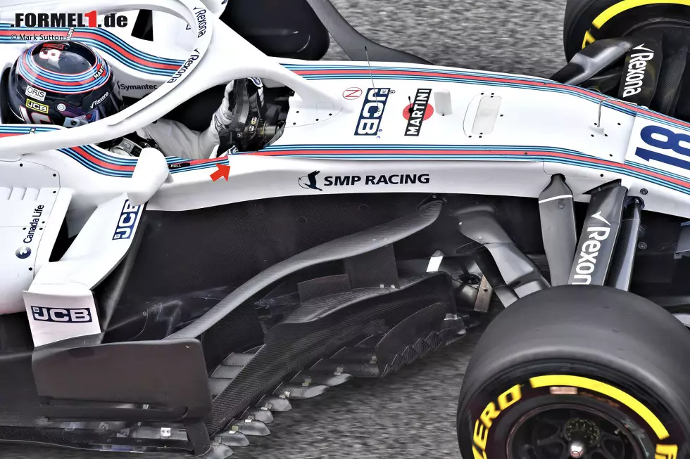 Foto zur News: Aus der Vogelperspektive ist gut zu erkennen, wie sich Williams bei Mercedes hat inspirieren lassen, um den Bereich der seitlichen Windabweiser zu designen. Seitlich des Cockpits kamen zudem kleine senkrechte Luftleitbleche dazu (roter Pfeil). Auch damit wird versucht, die aerodynamischen Nachteile von Halo auszugleichen.