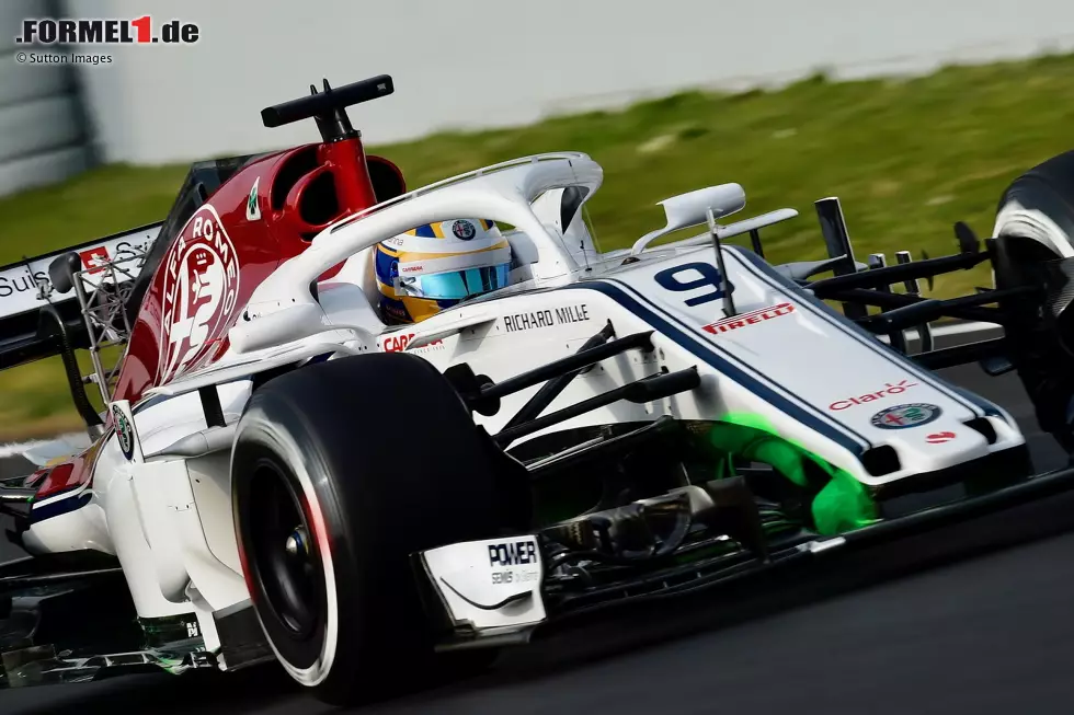 Foto zur News: Sauber schickte den neuen C37 mit Flow-Viz-Farbe am Frontflügel auf die Strecke. Damit will das Team überprüfen, ob sich die Daten aus dem Windkanal mit der Realität decken.