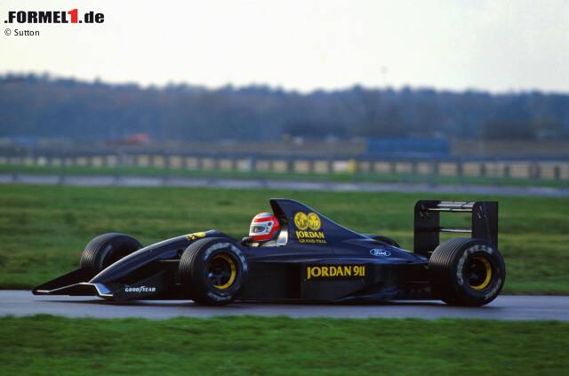 Foto zur News: Der Jordan 911 - das Auto, mit dem Michael Schumacher 1991 in knalligem Grün sein Formel-1-Debüt feiern sollte - war beim Rollout des neuen Teams noch schwarz mit gelber Schrift.