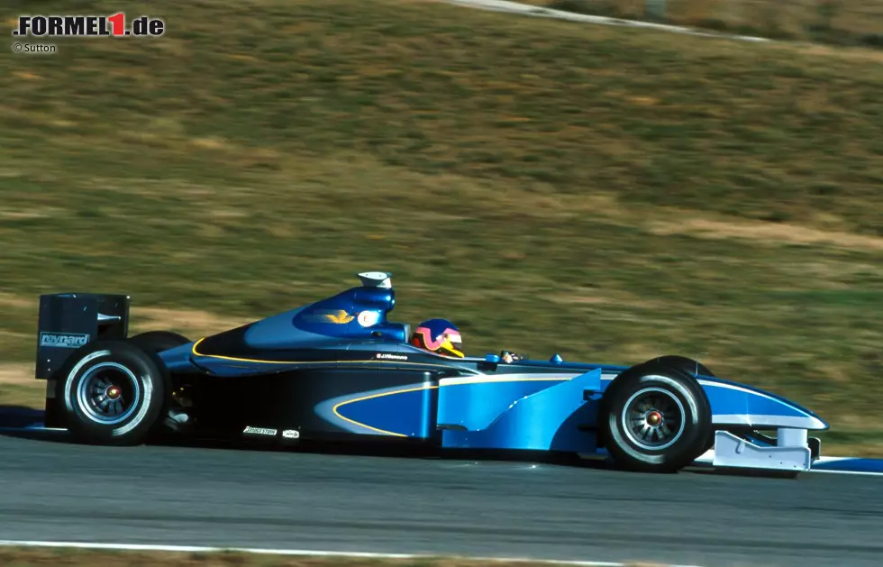 Foto zur News: ... 1999 British American Racing (BAR) bei seinen ersten Testfahrten hin: mit Metallic-Blau und Schwarz, ganz ohne Sponsoren. Später stellt das Team zwei unterschiedlich lackierte Rennautos vor, doch da spielt die FIA nicht mit und ...