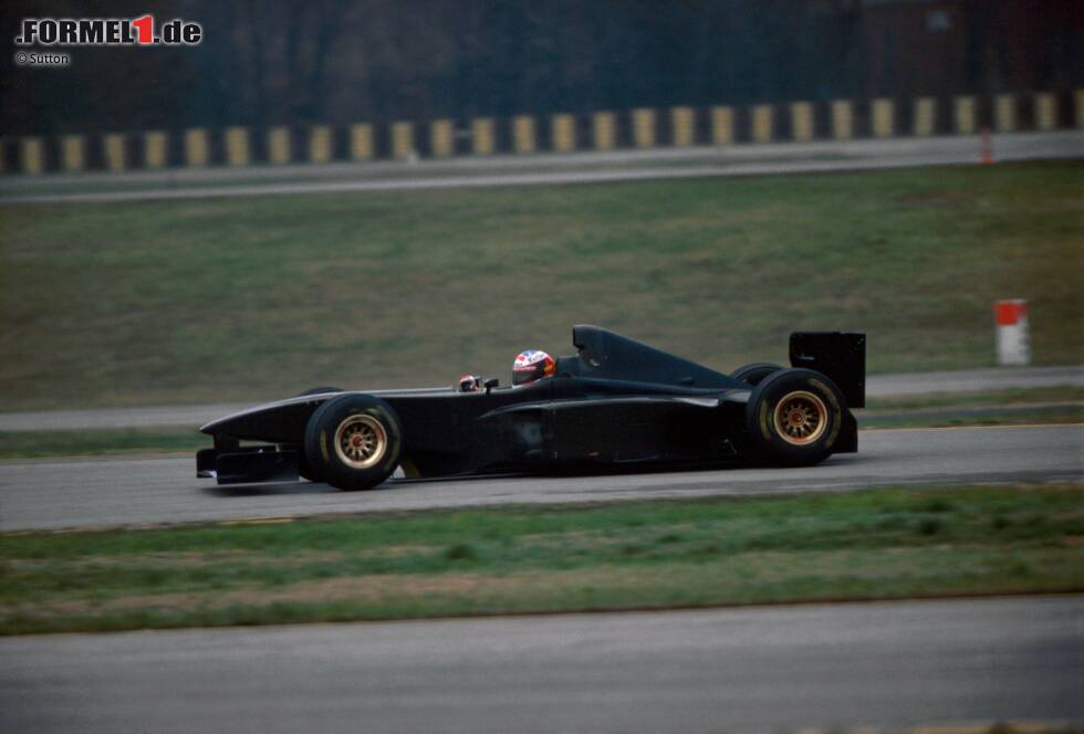 Foto zur News: ... Michael Schumacher im Ferrari F300, der 1997 kurz vor Weihnachten erstmals auf die Strecke geht, und das in Schwarz. Es handelt sich schon um das Ferrari-Rennauto für 1998, das dann ...