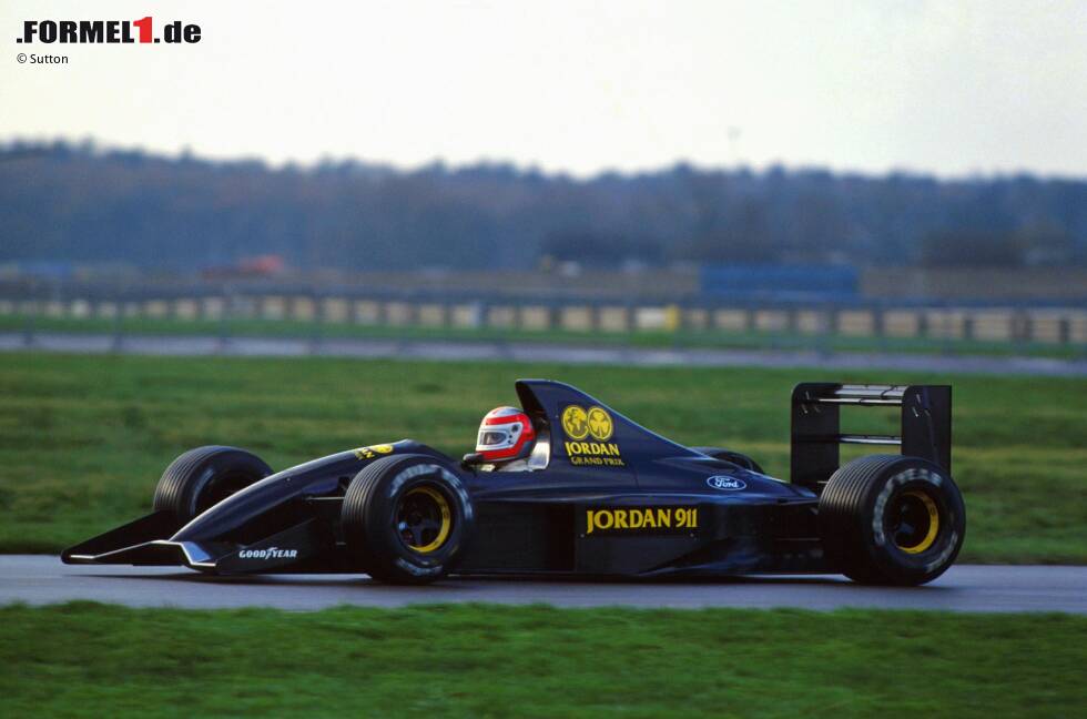 Foto zur News: ... fällt der Wandel beim Jordan 191 aus, der fast komplett in Schwarz (und als Jordan 911) 1991 erstmals in Silverstone fährt. Nach &quot;Rücksprache&quot; mit Porsche wird das Auto umbenannt und für die Grands Prix ...