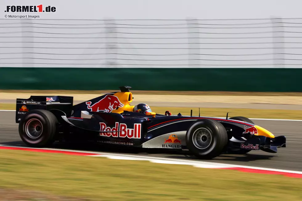 Foto zur News: ... das Team dann in dem Design in der Startaufstellung, das wir heute als &quot;klassische Red-Bull-Farben&quot; kennen. Für Aufsehen sorgt Red Bull ...