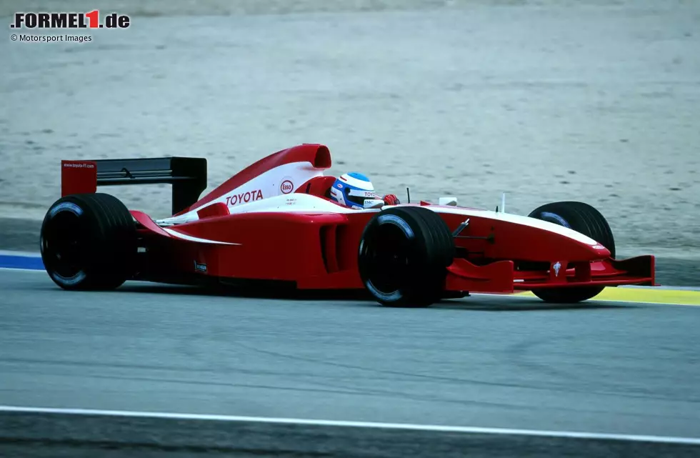 Foto zur News: ... für Toyota, das 2001 seinen Formel-1-Einstieg für 2002 vorbereitet und mit Rot und Weiß auf die Strecke geht. Beim ersten Rennen aber ...