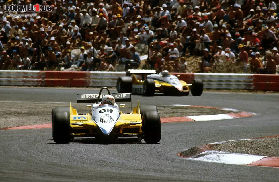 Foto zur News: Alain Prost (Renault) holt 1981 den ersten seiner 51 Formel-1-Siege und läutet eine goldene Ära für Frankreich ein. Im Folgejahr belegt die &quot;Grande Nation&quot; die ersten vier Plätze, doch es kommt zu einem Eklat. Arnoux soll eine Renault-Teamorder pro Prost missachtet haben. Die Stimmung ist fortan vergiftet.